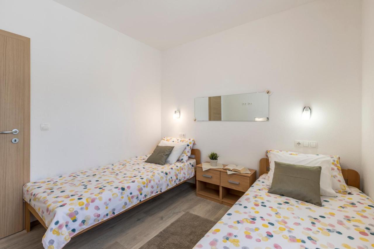 Apart Sa Terasom 250M Od Plaze,Parking,Wi Fi,Rostilj Trogir Kültér fotó