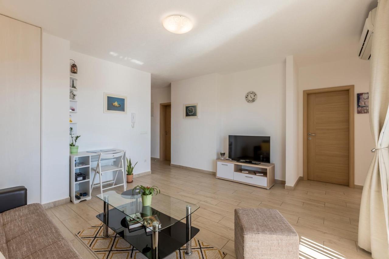 Apart Sa Terasom 250M Od Plaze,Parking,Wi Fi,Rostilj Trogir Kültér fotó