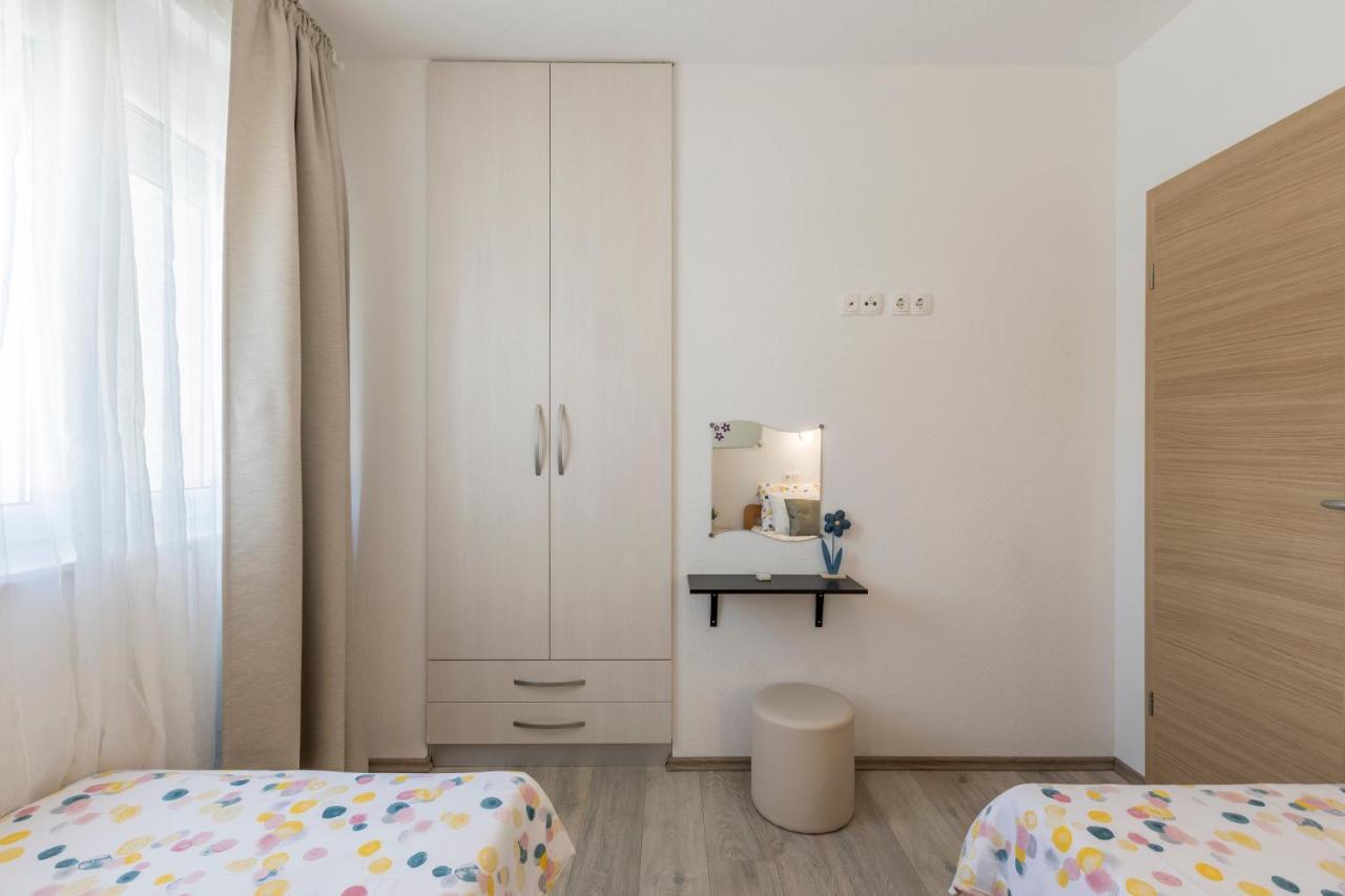 Apart Sa Terasom 250M Od Plaze,Parking,Wi Fi,Rostilj Trogir Kültér fotó