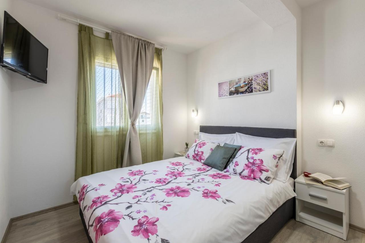 Apart Sa Terasom 250M Od Plaze,Parking,Wi Fi,Rostilj Trogir Kültér fotó
