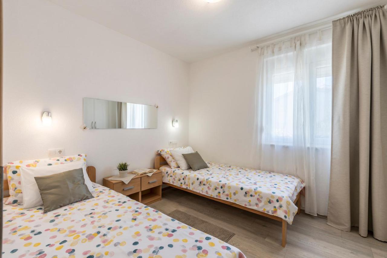 Apart Sa Terasom 250M Od Plaze,Parking,Wi Fi,Rostilj Trogir Kültér fotó