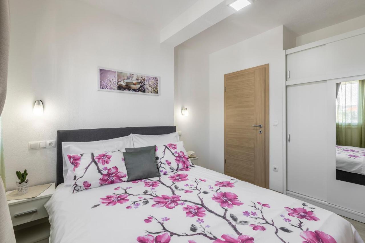 Apart Sa Terasom 250M Od Plaze,Parking,Wi Fi,Rostilj Trogir Kültér fotó