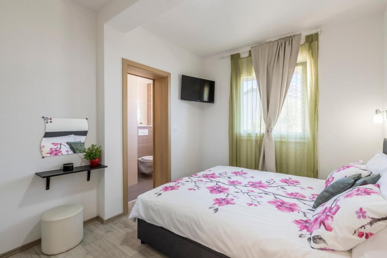 Apart Sa Terasom 250M Od Plaze,Parking,Wi Fi,Rostilj Trogir Kültér fotó