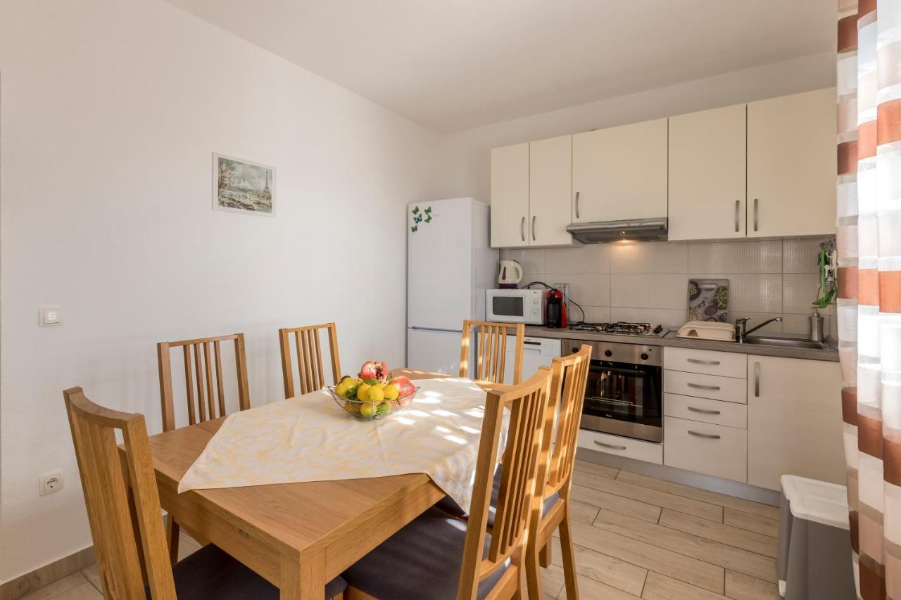 Apart Sa Terasom 250M Od Plaze,Parking,Wi Fi,Rostilj Trogir Kültér fotó