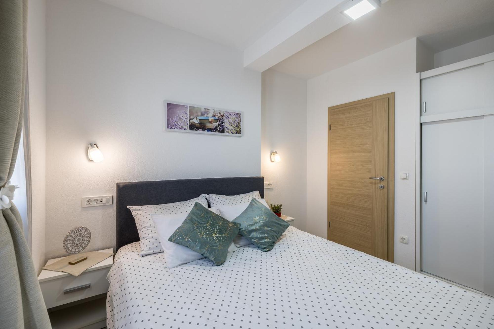 Apart Sa Terasom 250M Od Plaze,Parking,Wi Fi,Rostilj Trogir Kültér fotó