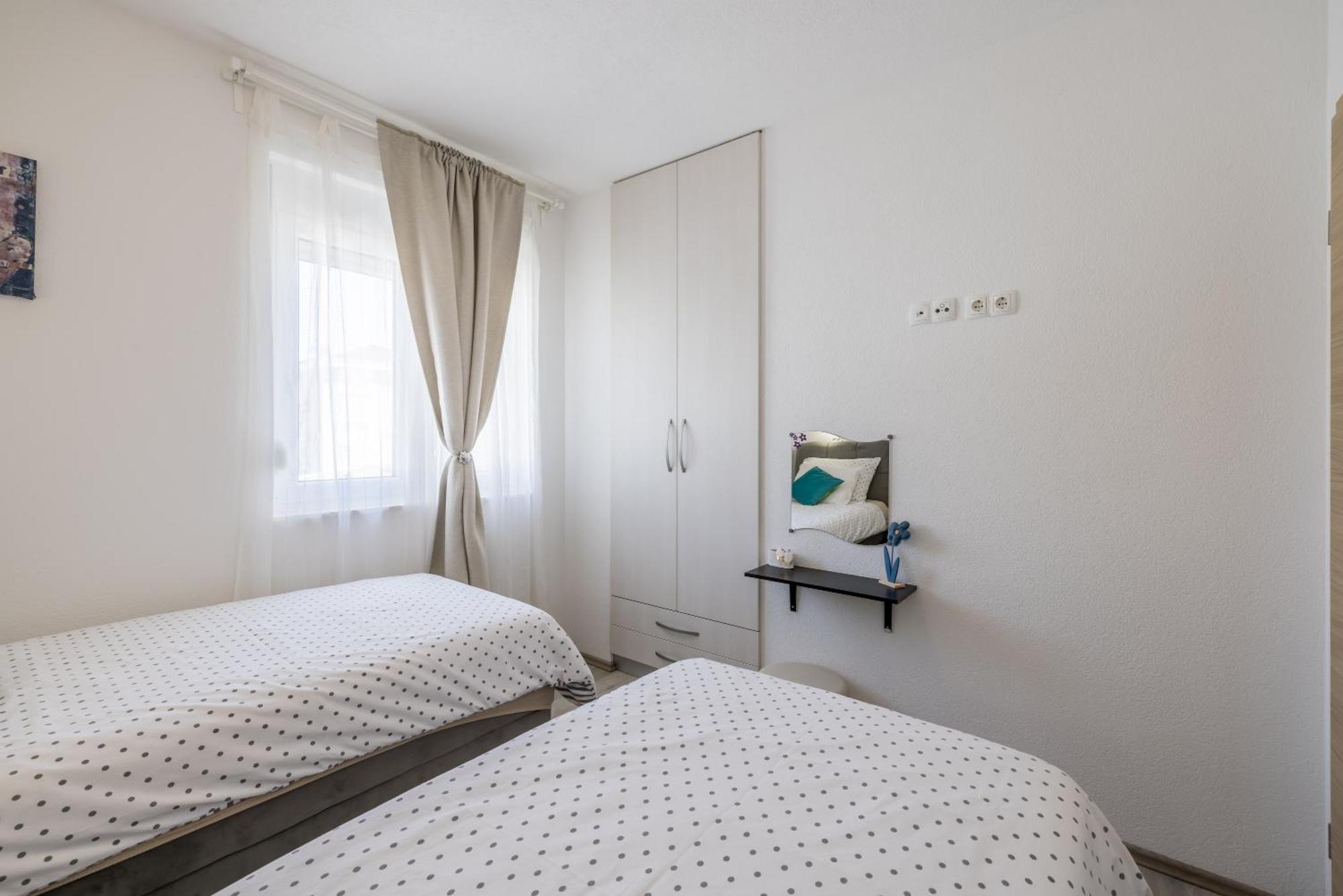 Apart Sa Terasom 250M Od Plaze,Parking,Wi Fi,Rostilj Trogir Kültér fotó