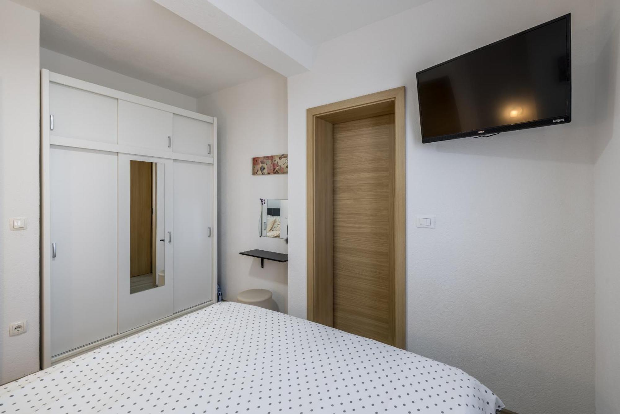 Apart Sa Terasom 250M Od Plaze,Parking,Wi Fi,Rostilj Trogir Kültér fotó