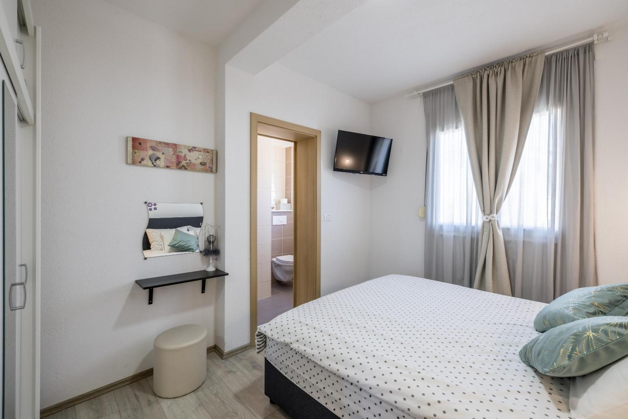 Apart Sa Terasom 250M Od Plaze,Parking,Wi Fi,Rostilj Trogir Kültér fotó