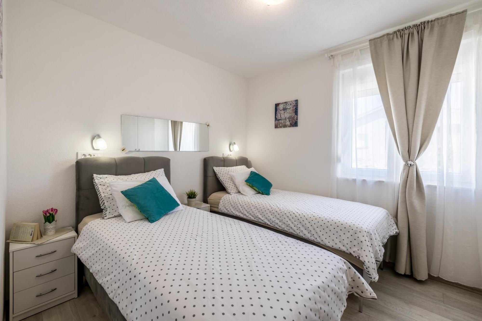 Apart Sa Terasom 250M Od Plaze,Parking,Wi Fi,Rostilj Trogir Kültér fotó