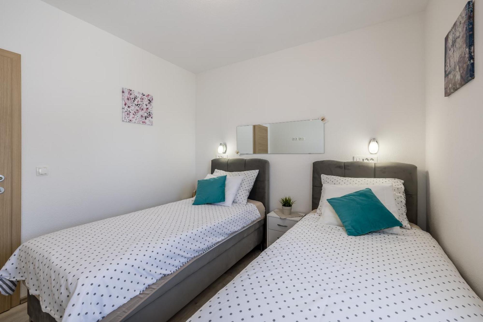 Apart Sa Terasom 250M Od Plaze,Parking,Wi Fi,Rostilj Trogir Kültér fotó