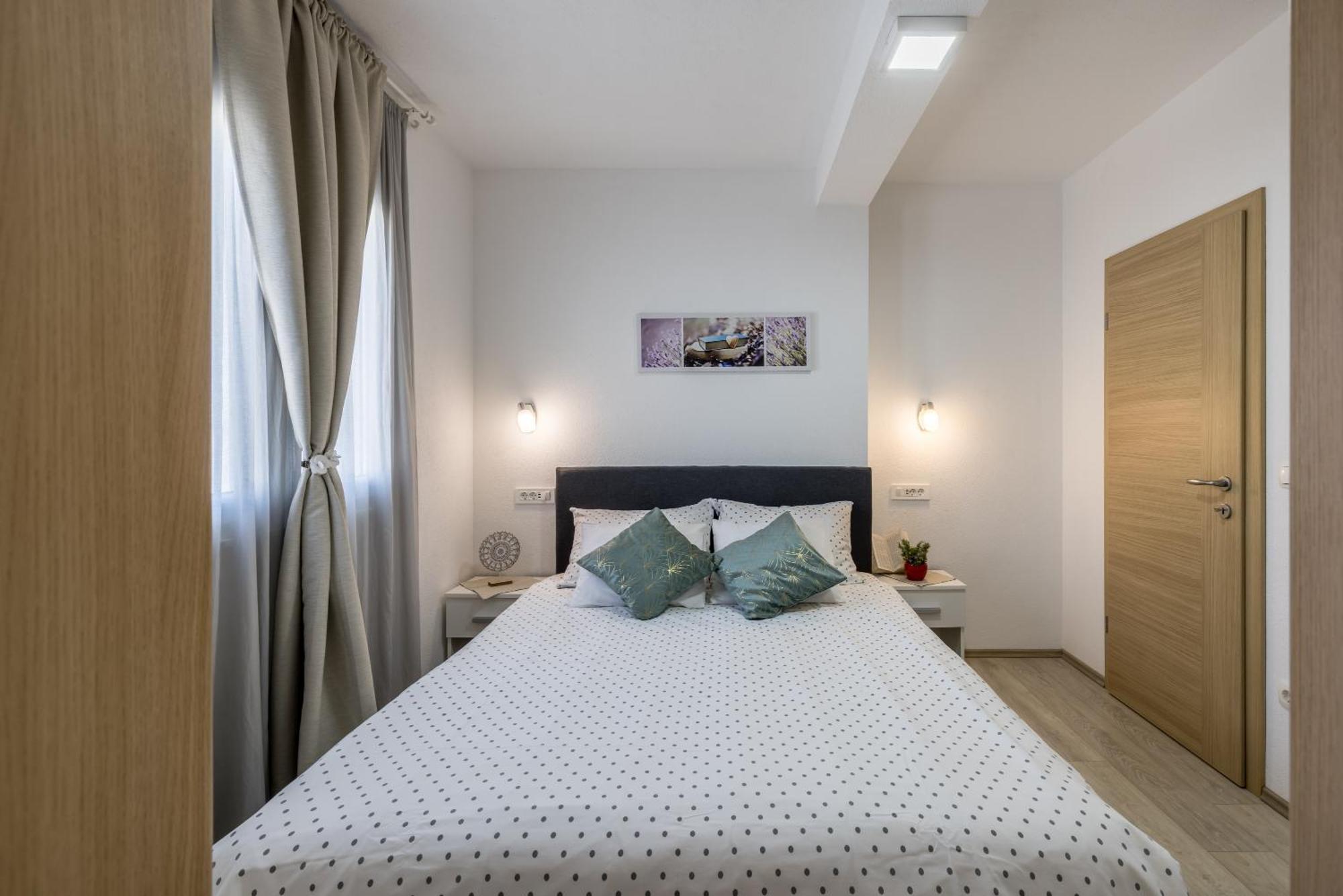 Apart Sa Terasom 250M Od Plaze,Parking,Wi Fi,Rostilj Trogir Kültér fotó