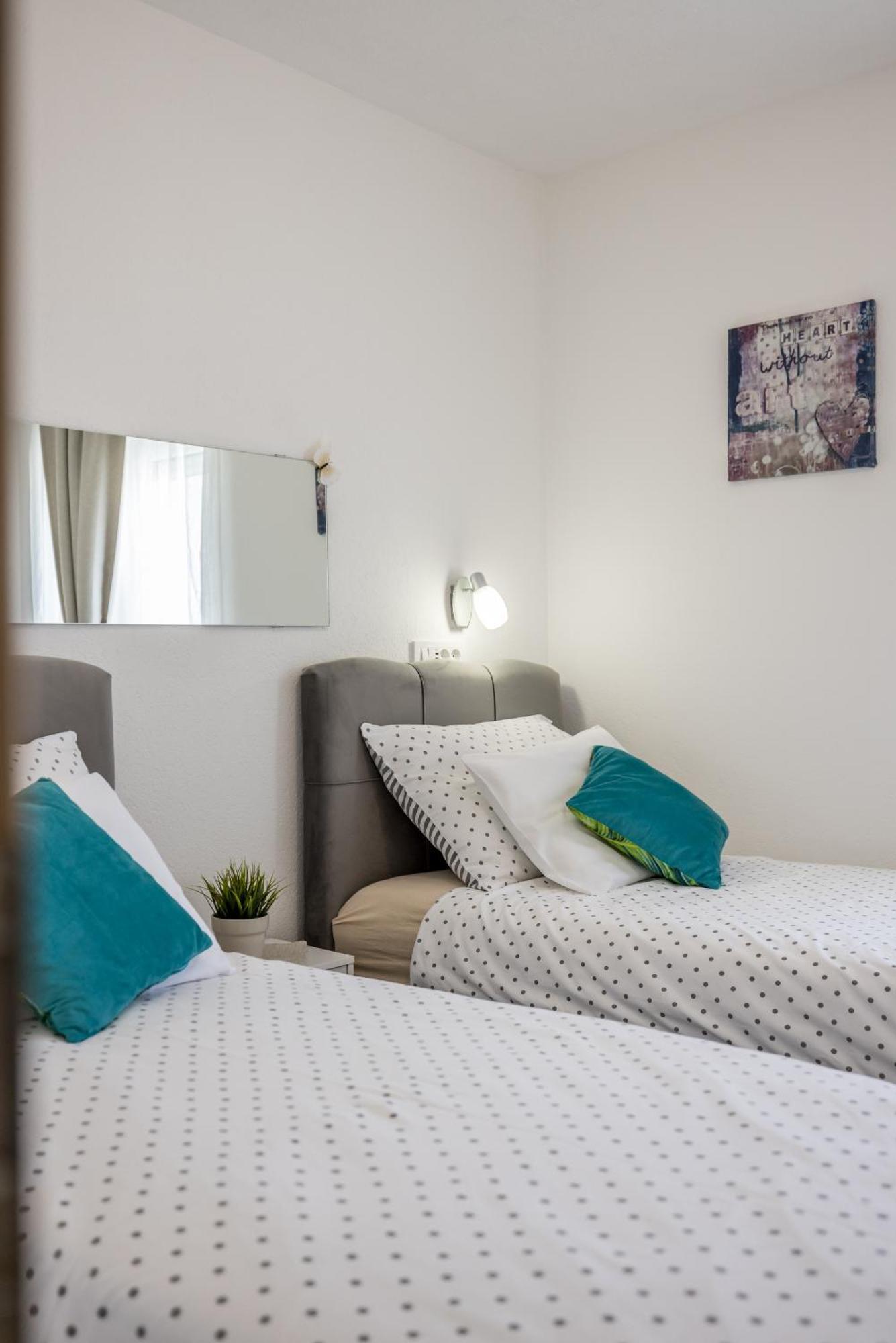 Apart Sa Terasom 250M Od Plaze,Parking,Wi Fi,Rostilj Trogir Kültér fotó