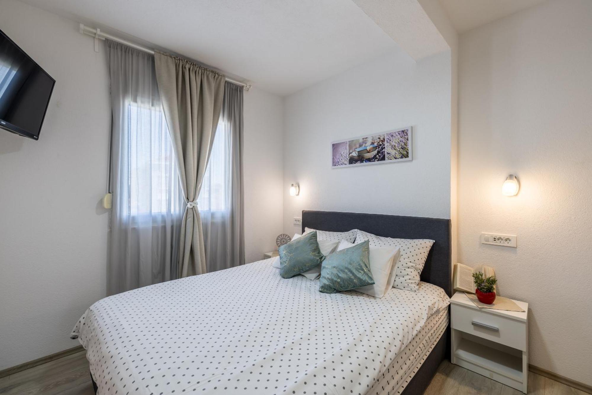 Apart Sa Terasom 250M Od Plaze,Parking,Wi Fi,Rostilj Trogir Kültér fotó